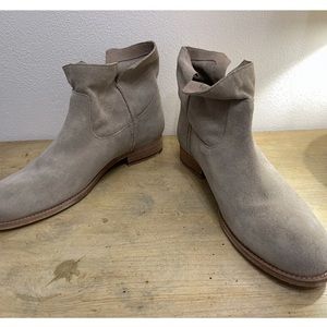 NWOB sz 9.5 Fyre Melissa suede slouch ankle pull on bootie - color Milkshake